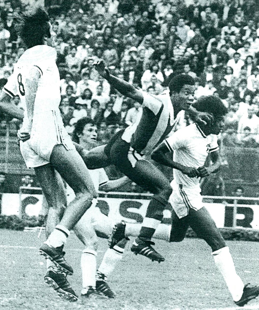 Guillermo La Rosa (centro) el «tanque» de Alianza Lima. El delantero